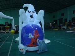 Globo della neve di Halloween fantasma