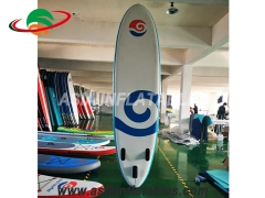 tavole da surf gonfiabili per sport acquatici si alzano in piedi
