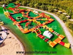 Parco acquatico gonfiabile con giocattoli galleggianti