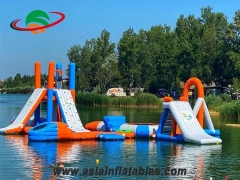 Parco acquatico gonfiabile galleggiante, giochi acquatici gonfiabili combinati